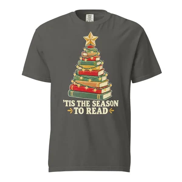 معاينة رقمية لقطعة 'Tis the Season to Read Garment-Dyed Tee · رمادي فلفلي